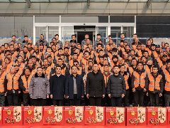 情系農(nóng)民工 蛇年送祝?！A兆控股為優(yōu)秀農(nóng)民工發(fā)放春節(jié)禮品
